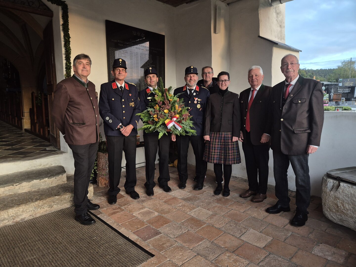 Feuerwehr und Ehrengäste mit Kranz vor Kriegerdenkmal in Kirchberg am Wechsel